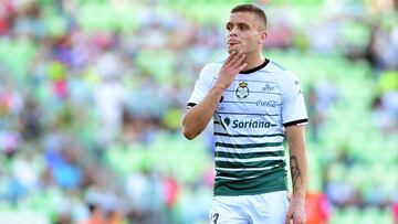 La FMF anunció que se abrió una investigación contra el delantero uruguayo de los laguneros por una supuesta seña obscena durante el duelo ante Cruz Azul.
