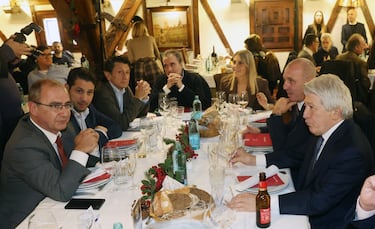 Juan Ignacio Gallardo, Director de Marca; Aloysio Araujo, Director General de Deportes de PRISA y José Félix Díaz, Director editorial del Diario AS, acompañan al presidente Enrique Cerezo durante la comida. 

 