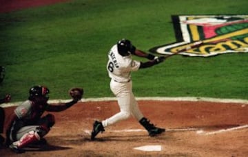 El memorable hit de Édgar Rentería en la Serie Mundial de Béisbol de 1997 que le dio el título a los Marlins de La Florida.