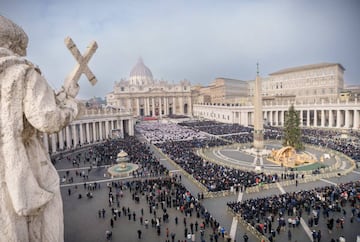 Vista general del funeral de Benedicto XVI en la Plaza de San Pedro del Vaticano. 