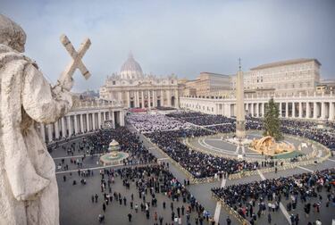 Vista general del funeral de Benedicto XVI en la Plaza de San Pedro del Vaticano. 