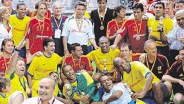 <b>UNA GRAN FINAL. </b>Brasil y España se disputaron el título y al final posaron juntos, aunque la atracción del torneo volvió a ser el argentino Diego Armando Maradona.