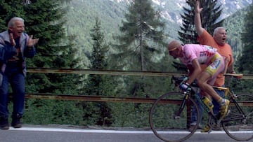 Marco Pantani rueda por las carreteras de los Dolomitas durante la vigésima etapa del Giro de Italia de 1999 entre Predazzo y Madonna di Campiglio.
