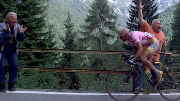 Marco Pantani rueda por las carreteras de los Dolomitas durante la vig&eacute;sima etapa del Giro de Italia de 1999 entre Predazzo y Madonna di Campiglio.