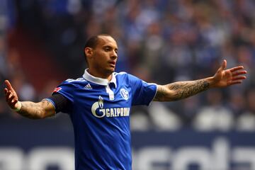 El 24 de abril de 2007 el Schalke 04 anunció que ficharía a Jones con un contrato hasta el final de la temporada 2010-2011