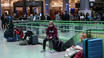 Las tormentas de nieve y fuertes vientos pronosticados para Thanksgiving pueden afectar el estado de tu vuelo.