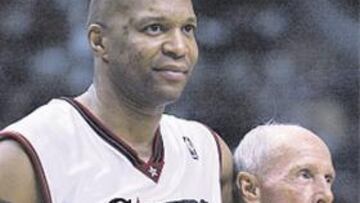 <b>MUY QUERIDO. </b>Dick Bavetta, junto a Derrick Coleman.