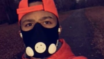 Memphis Depay, con una m&aacute;scara mientras entrena en la calle.