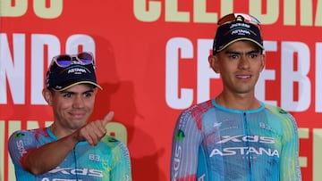 TURÍN, 21/08/2025.- Los ciclistas colombianos del Astana Sergio Higuita (i) y Harold Tejada participan en la presentación, este jueves, de la Vuelta Ciclista a España que comienza el sábado desde Turín (Italia). EFE/ Javier Lizón