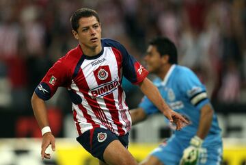 El 'Chicharito' explotó rápido en la Liga MX con el Guadalajara. Esto lo llevó en el 2010 con el Manchester United. Si bien nunca fue titular indiscutible con los Red Devils, se volvió en un recambio importante para Sie Alex Ferguson. Javier se volvió en un fenómeno social, canciones, porras, botargas y más, había cada que el Man 'U' se presentaba a jugar. Pará el 2014 firmó con el Real Madrid, con ellos estuvo un año. Pasó por el Bayer 04 Leverkusen, West Ham United y Sevilla, antes de abandonar el sueño europeo.
