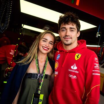 El piloto monegasco de Ferrari, Charles Leclerc, junto a Emilia Clarke.