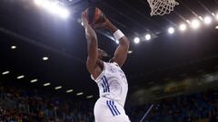 Guerschon Yabusele se lanza a realizar un mate.