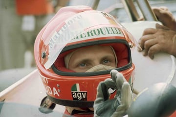 Mientras tanto, Niki Lauda defendía título en Ferrari. El austriaco, entonces de 27 años, se había ganado un asiento en la casa de Maranello después de llamar la atención con March y BRM. Sus altos conocimientos técnicos y su talento al volante terminaron eclipsando que provenía de una familia adinerada. Ganó su primera corona de tres en 1975 rivalizando con el brasileño Fittipaldi (McLaren) y el argentino Reutemann (Brabham). Aquel año, Hunt acabó cuarto el Mundial.