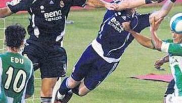 <b>PARTIDO DE LUCHA</b>. No fue un partido de gran calidad, pero a cambio ofreció lucha a brazo partido. En la imagen, Casillas despeja una de las pocas llegadas del Betis. Juanito, que se había sumado al ataque en un córner, no tuvo ocasión de cabecear y el peligró se esfumó.