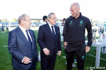 Paco Gento (presidente de honor), Florentino Pérez y Zidane.