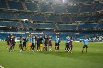 Los jugadores del Celta de Vigo celebran el empate en el Bernabéu.