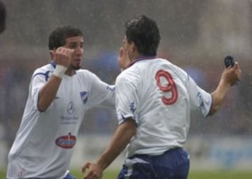 Luis Suárez celebra el título con Nacional. En la imagen con Mauricio Victorino, ex Universidad de Chile. Además, compartió con otro ex azul, Alvaro Fernández.