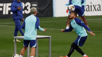 Koke, con Griezmann, en una sesi車n del Atleti. Su r谷cord, entre angustias.