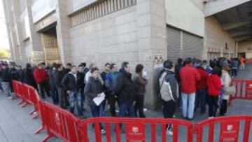 La afición colchera aguarda para conseguir entradas.