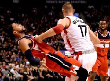 Jonas Valanciunas empuja Garrett Temple.