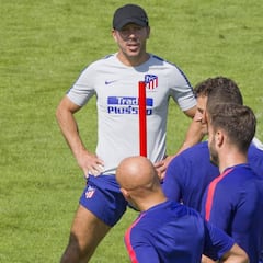 Simeone ajusta en defensa a su sector derecho