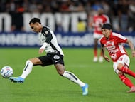 Soccer Football - Copa Libertadores - Group E - Corinthians v Santa Fe - Neo Quimica Arena, Sao Paulo, Brazil - April 15, 2026 Corinthians' Mateuzinho in action with Santa Fe's Omar Fernandez REUTERS/Jorge Silva
