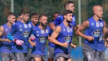 Çolak junto a sus compañeros en el entrenamiento del Deportivo de este jueves.