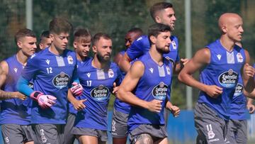 &Ccedil;olak junto a sus compa&ntilde;eros en el entrenamiento del Deportivo de este jueves.