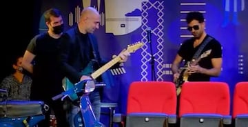 Zabaleta se atrevió con la guitarra.