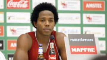 Carlos Sánchez: "Estoy contento de llegar al Villa, pero siento nostalgia"