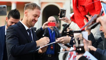 Vettel firmando aut&oacute;grafos a los &#039;tifosi&#039; antes de la presentaci&oacute;n de Ferrari.