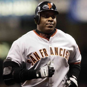 Esteroides en el béisbol. Los escándalos de esteroides en el béisbol han arruinado a grandes jugadores. El Informe Mitchell identificó a 86 usuarios de drogas para mejorar su rendimiento. Uno de los jugadores involucrados fue Barry Bonds.
