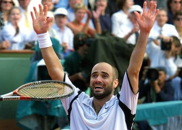 Antes que Federer hubo otro tenista que experimentó el amargo sabor de la derrota en Roland Garros. Fue Andre Agassi, quien perdió dos finales consecutivas en París, pero no la tercera. En 1999, el estadounidense cerró el círculo ante Andrei Medvedev, ganando el último Grand Slam que quedaba en su palmarés con una remontada antológica: 1-6, 2-6, 6-4, 6-3, 6-4.