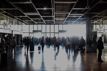 La estación de tren de Sants de Barcelona, España, fue evacuada debido a un corte de electricidad generalizado que azotó España y Portugal alrededor del mediodía el 28 de abril de 2025.