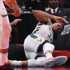 Giannis Antetokounmpo se lesiona y será duda para el All-Star