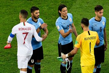 Saludo inicial. Cristiano Ronaldo con Luis Suárez y Cavani con Rui Pattricio.