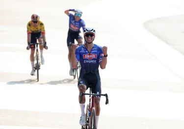 El ciclista neerlandés del Alpecin-Deceuninck's celebra su victoria cruzando la línea de meta.