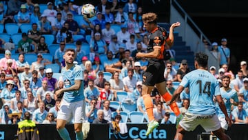 El delantero del Valencia Alberto Marí cabecea el balón para marcar el gol de la victoria 1-2 durante el partido de LaLiga Santander Celta-Valencia.