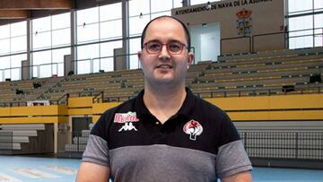 "La situaci¨®n del balonmano obliga a compaginar cargos"