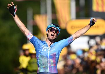 Hugo Houle celebra, exultante, la victoria de su vida en la 16ª etapa del Tour de Francia.