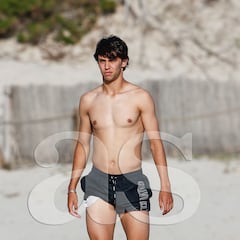 Joao Félix disfruta de Ibiza con amigos a la espera de decidir su futuro