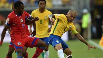 Dani Alves lucha por un bal&oacute;n