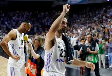 Los jugadores del Real Madrid celebran la victoria y la clasificación a la Final Four de la Euroliga. En la imagen Sergio Llull.