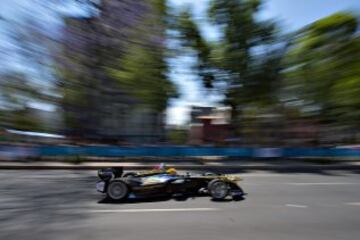 Esteban Gutiérrez 'quemó llanta' de su Fórmula E en Paseo de la Reforma.