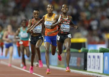 Faith Kipyegon gana a Sifan Hassan en la final de 5.000 en Budapest.