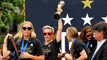 La Selecci&oacute;n de Estados Unidos, con Megan Rapinoe, portando el trofeo, tras proclamarse campeona del mundo. 