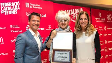 Duaita Prats, en el centro, junto a Arantxa Sánchez Vicario y el presidente de la Federación Catalana de Tenis, Jordi Tamayo de Winne.