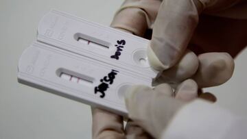 AME6604. CARTAGENA (COLOMBIA), 21/09/2020.- Fotografía de dos pruebas de anticuerpos IgM/IgG que son procesadas por funcionarios del Laboratorio de Unidad Molecular (UNIMOL) de la Universidad de Cartagena, el 18 de septiembre, en Cartagena (Colombia). EFE/ Ricardo Maldonado Rozo