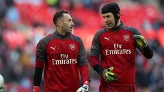 David Ospina junto a Petr Cech antes de la final de la Copa de La Liga de Inglaterra entre Arsenal y Manchester City