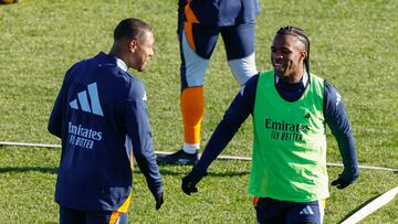 David Alaba y Vinicius, durante el entrenamiento realizado en el estadio Alfredo Di Stéfano.